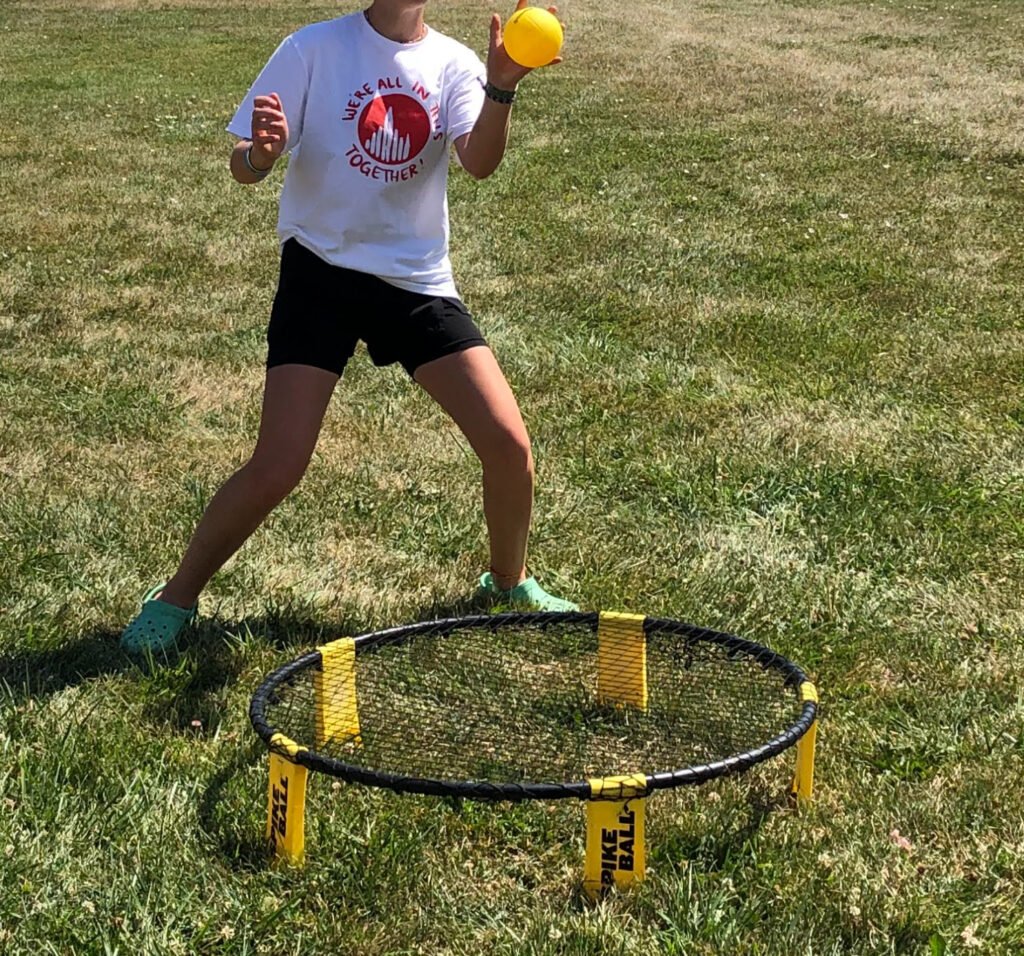 Playing Spikeball
